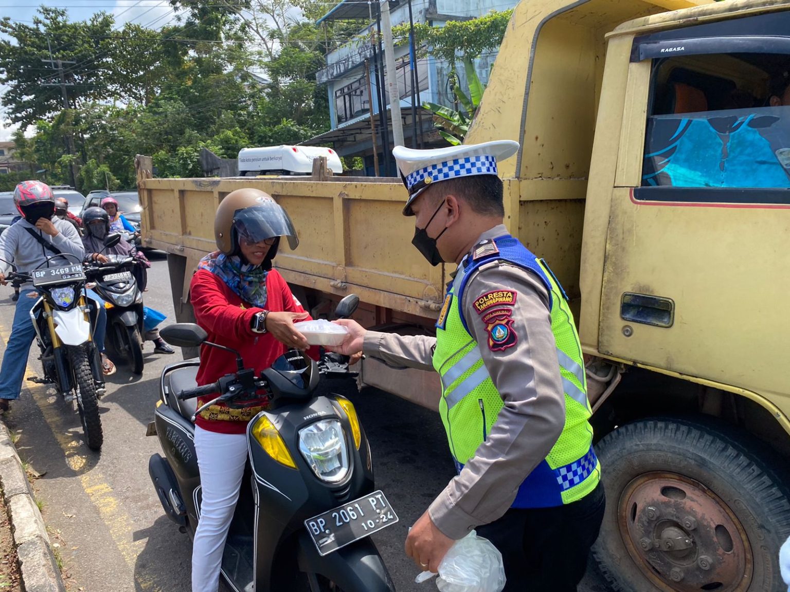 Polres Tanjungpinang Berbagi Ratusan Paket Makanan Kepada Pengendara.